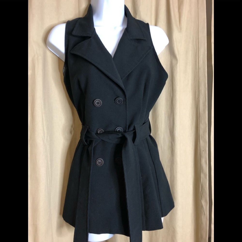 Super cute button down top with belt